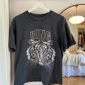 Limited edition t-shirt från Anine Bing till ett värde av 1200kr. Väl använd, men fint skick. Tyget är något luddigt, blev så redan efter första tvätt, men skulle inte säga nopprig utan snarare att tyget är lite luddigt i sig! Se bilder. Säljer för 366kr