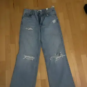 Vida jeans med hål ifrån Zara, dem är avklippta längst ner därav sänkt pris. Passar den som är runt 160-170 cm