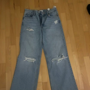 Vida Jeans med hål Zara - Vida jeans med hål ifrån Zara, dem är avklippta längst ner därav sänkt pris. Passar den som är runt 160-170 cm