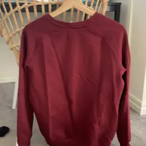 Röd tjock tröja ifrån lager 157❤️Behövs bara strykas sen är den i bra skick❤️