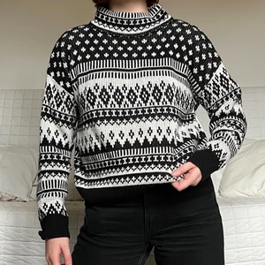 Stickad tröja - Säljer denna mysiga stickade tröjan i storlek medium❤️