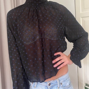 Fest topp - Säljer min svarta mesch topp med blå glittriga detaljer. Har köpt den second hand på arkivet Stockholm. Hör av dig om du är intresserad.  💜💜💜💜 Säljer pga flytt