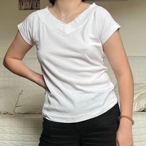 Vit T-shirt  - Säljer denna T-shirt, det står inte storlek men uppskattar till Medium❤️