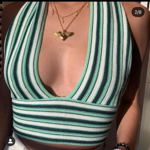 Färgglad halterneck top  - Superfin halterneck topp som är oanvänd. Passar alla mellan XS-L pga man knyter som man själv vill ha den. Grön/blå/vit som passar perfekt till sommaren. 