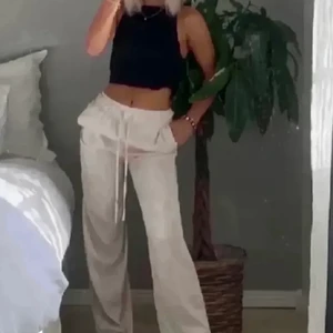 Strl: s - super fina linnebyxor från hm. Kommer inte till så mycket användning pgr att de är lite korta på mig, är perfekt till sommaren. Skriv för fler bilder❤️lånad bild