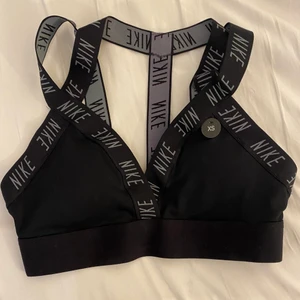 NIKE SPORT BH  - Helt oanvänd storlek XS säljer då den tyvärr är för liten. Modellen ” indy bra”💖