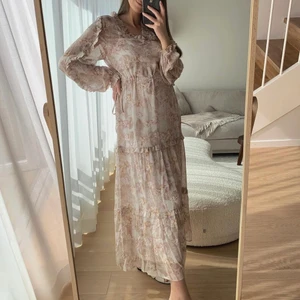 Klänning  - Perfekt till sommaren, bröllop osv 🌸