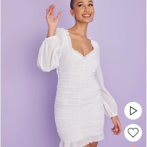 Klänning - Vit klänning, ser ut som ny. Kan ta egna bilder vid intresse.  Det är storlek 38 men den är som en 36 så den är väldigt liten i storleken vilket även står på hemsidan och i ressensionerna💗 Köparen står för frakt🌸