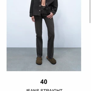 Zara straight jeans mörkgrå - Slutsålda populära zara jeans som tyvärr inte passade mig!! Helt oanvända, priset kan dock diskuteras. Skriv för fler frågor💗💗💗 de är små i storleken så de passar en 38 skulle jag säga