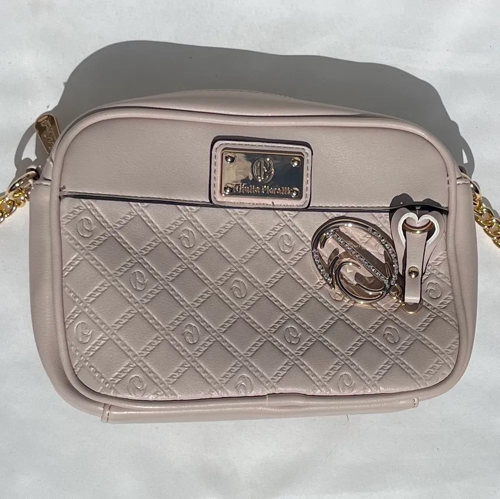 Ursnygg märke handväska från (Giulia Pieralli) 💗💗  (aldrig använd)  För minsta intresserar eller frågor kontakta mig ☺️ Den är baby rosa med guld detaljer och har lyxigt läder. . Väskor.