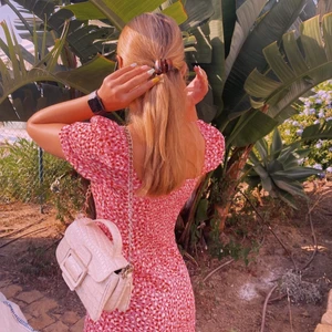 Klänning - SÄLJER VID BRA BUD 💘💘💘💘 storlek S. sååå fin klänning till sommaren. Kom med prisförslag 💕💕💕