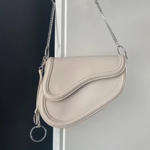 Väska  - Biege Väska från Gina tricot , aldrig använd 