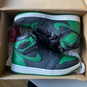 Air Jordan 1 high OG Pinegreen - Jag säljer nu mina Jordan 1 high OG pinegreen då jag har alldeles för många skor och behöver bli av med dessa fina 🥺 Jag säljer dessa skor för 1800 men kan absolut gå ner i pris vid snabbköp ☺️ Köpte de förra året i mars. Boxen, sko snören kommer också me.