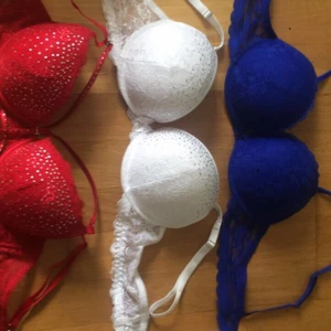 Bh - Säljer tre olika bh:ar Blå:80B Vit:85B Röd:80B PS alla har push-up (röd har minst) (BARA RÖD FINNS KVAR!)