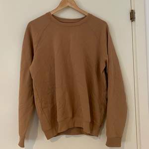 Mörk Beige sweatshirt från lager 157 i storlek M. Färgen passar inte på mig och den har bara använts en gång. Den är lite oversized.