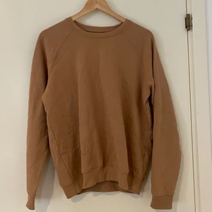 Beige sweatshirt  - Mörk Beige sweatshirt från lager 157 i storlek M. Färgen passar inte på mig och den har bara använts en gång. Den är lite oversized.