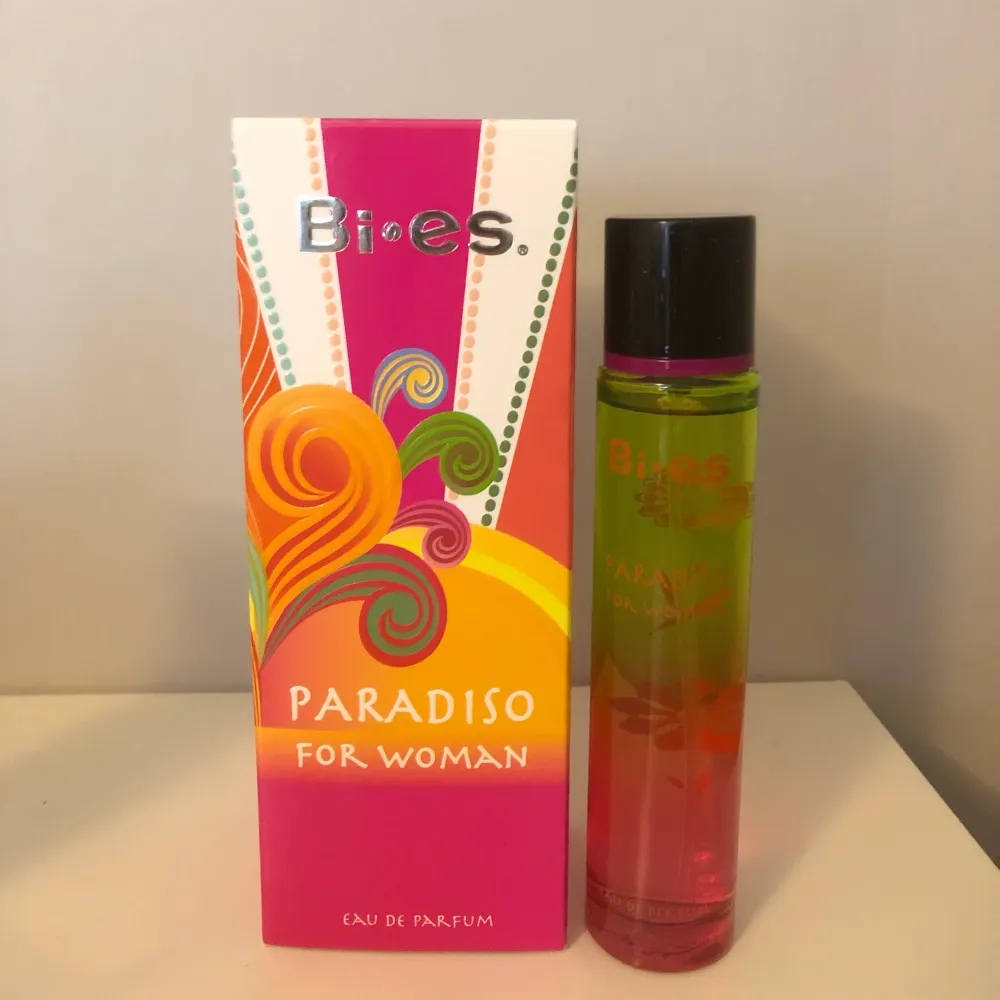 Parfym från Bi-es - Pardiso for woman  Eau de parfum 50 ml Oanvänd och oöppnad Top notes: mango, nectarine, strawberry, pink grapefruit. Heart notes: coconut, strawberry, water flowers. Base notes: sandalwood, condensed milk, musk.. Övrigt.