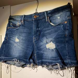 Jeansshorts med riped edges