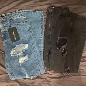 Två par jeans från PrettyLittleThing. Oanvända. Modellen är som på bild nr2. Skriv privat för mer bilder/frågor.  50kr/styck + frakt 