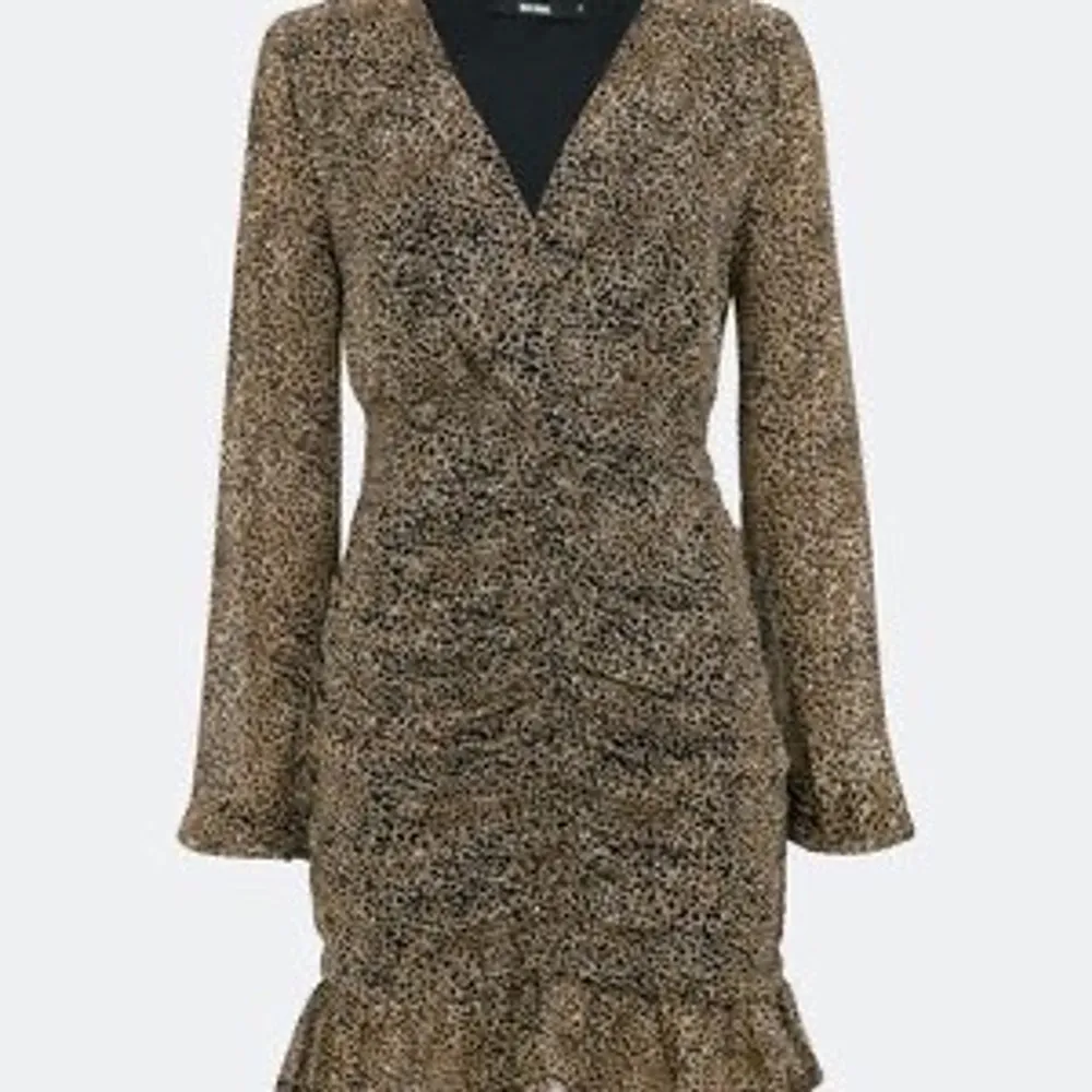 Säljer denna superfina bruna klänningen från bikbok då den tyvärr är för liten för mig. Klänningar.