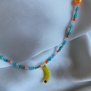 Pärlhalsband med banan - Roligt och unikt pärlhalsband med bananberlock! 🍌 Både halsbandet och berlocken är handgjorda av oss! Frakt 13kr om du betalar med Swish 😊