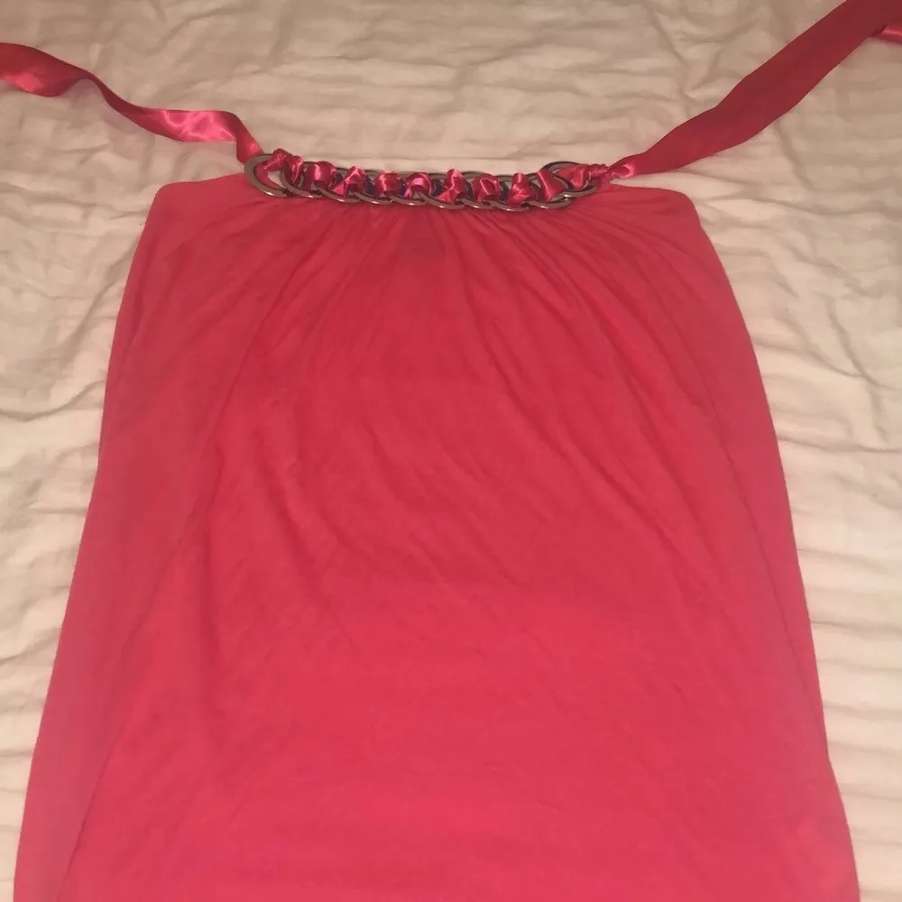 En rosa klänning från Gina Trickot. Använd ungefär 1-2 gånger. Väldigt mycket stretch vid magen och lite tajtare nedanför magen. Väldigt skönt och tunnt material perfekt för sommaren! 👍. Klänningar.