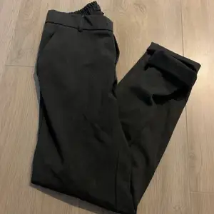 Kostymbyxor från Vero Moda, mörkgrå, det kanske skulle vara ett bälte till, minns inte, men det är desvärre borta isåfall😅 men går bra utan med:)