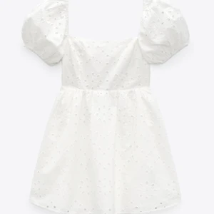 Vit zara klänning - Kvar!!!  Säljer min fina zara klänning helt oanvänd med prislappen kvar. 💗Den passar både en S och en M och går inte länge att köpa. (Frakten  ingår ej i ursprungspriset.)