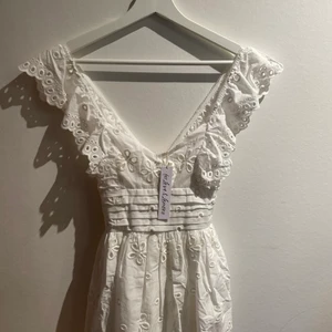 Klänning  - Jättefin klänning från for love and lemons, perfekt till student skolavslutning eller kanske midsommar, aldrig använd med lappar kvar, fri frakt 💛💛