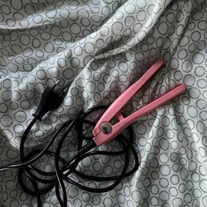 Plattång  - En liten rosa plattång, perfekt att göra lockar i luggen med, säljer på grund av att jag har en ny plattång. 100 kronor plus 30kr i frakt 