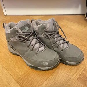 The North Face Heat Seeker Winter Boots - Very warm and cozy North Face boots 🥾  Super comfortable for long hikes and your feet never gets cold. Only wore it 2 seasons. Need to leave Sweden so won’t need them anymore :)  Size 38.5 / 24.5 cm but I am a 37.5 and I wore them well with thick socks.