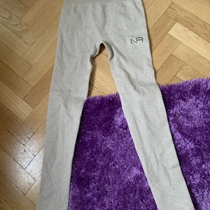 Trningsleggings - Helt nya träningsleggings. Säljer pga jag inte tyckte som passade med min hudton 😅 skulle säga att de passar både small och x-small