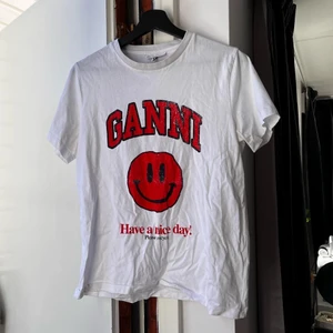 Ganni T-shirt  - Ganni T-shirt i strl S. Osäker på om jag vill släppa denna så därför 500kr. Köpt för 800 förra sommaren och endast använd 1 gång❤️❤️