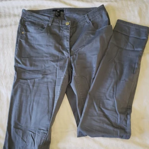 Gråa långbyxor - Gråa långbyxor i fint skick.