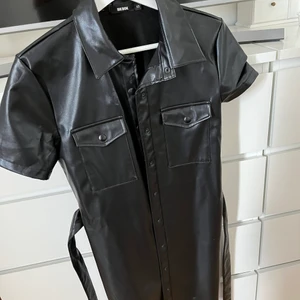 Oanvänd klänning från bikbok - Oanvänd klänning i läder från bikbok, lapparna kvar. Nypris 699, mitt pris 200 kr. 