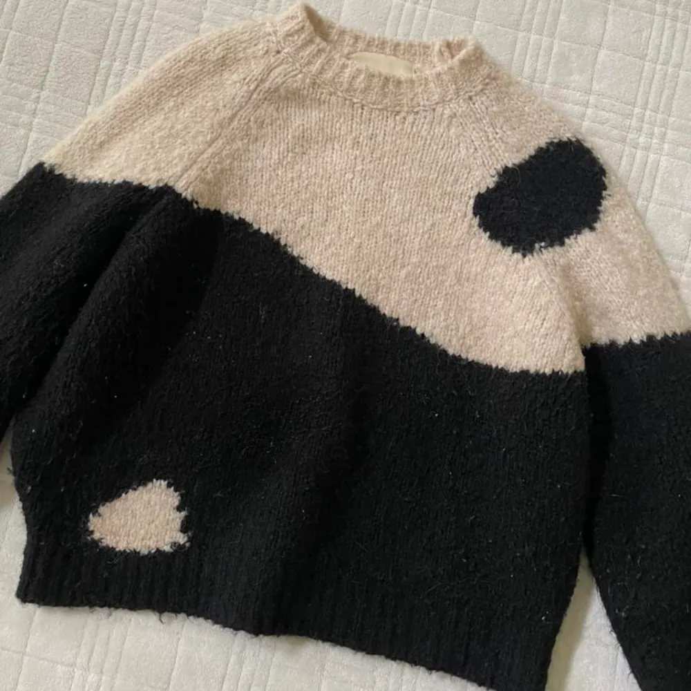 Ying o yang tröjan från paloma wool. One size men skulle säga att den passar XS-M beroende på hur en vill att den ska sitta. Alla bilder e lånade men skickar gärna egna. Stickat.