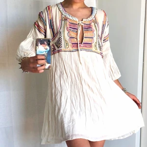 Klänning  - RESER OM 4 DAGAR SÅ FÖRST TILL KVARN!! Paketpris går att få:) Säljer denna otroliga klänning i storlek l. Funkar även på mig som vanligtvis har xs⭐️ fraktar för 44kr eller möts i Fridhemsplan 🤝