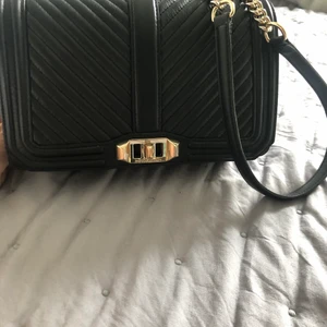 Rebecca Minkoff axelremsväska  - Axelremsväska från Rebecca Minkoff, inköpt på Zalando för några år sedan. Sparsamt använd. 