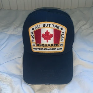 Dsquared Keps - Säljer en dsquared keps i 10/10 skick använd fåtal gånger. Den är i ett sånt pass bra skick som en ny och därför säljer jag den för ett rimligt pris.  Jag kan mötas för att sälja den och frakta kepsen skriv endast vid intresse.