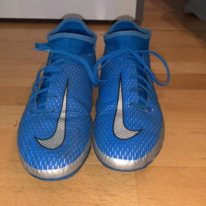 Nike Phantom Fotbollsskor. - Fotbollsskorna har varit använda men dom är ändå i super bra skick som nya