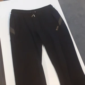 Boss byxor - frakta o möts i uppsala