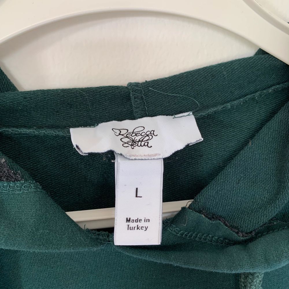 Grön Cropped hoodie strl L, passar mig som är M. Tror den är mer som M än Large. Fint skick. Kan mötas upp i Skåne, eller skickas spårbart frakt . Tröjor & Koftor.