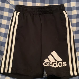 Adidas shorts  - Shortsen är i mycket bra skick och har nästan aldrig blivit använda.
