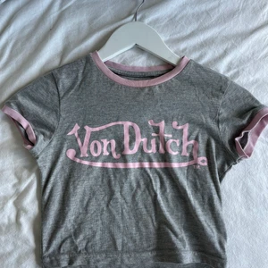 Von Dutch topp - Von Dutch babytee i perfekt skick! Paris Hilton early 00s vibe🌻