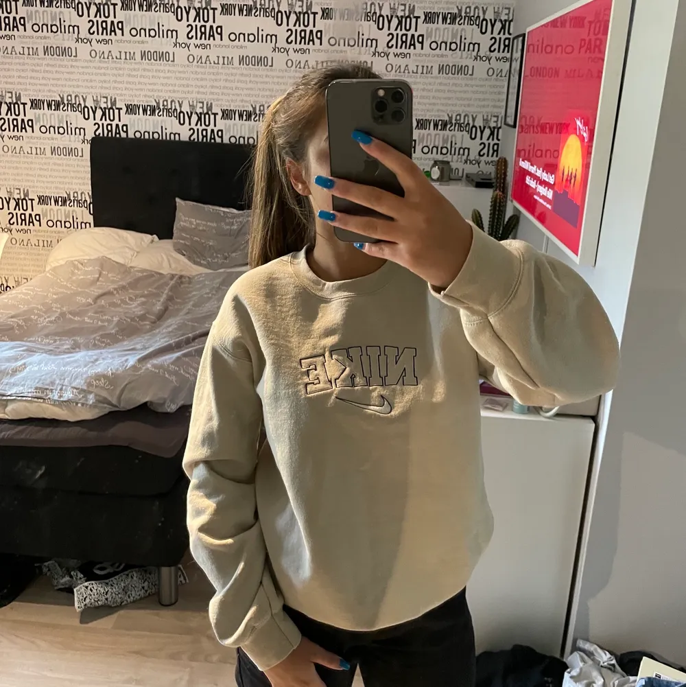 Säljer denna beigea oversized Nike hoodien, den är väldigt fin och i väldigt bra skick, ser nästan ut som ny. Säljer den då jag vill köpa en annan tröja. Säljer den för 300 kr+ frakt:) skriv privat om ni vill köpa💗. Tröjor & Koftor.