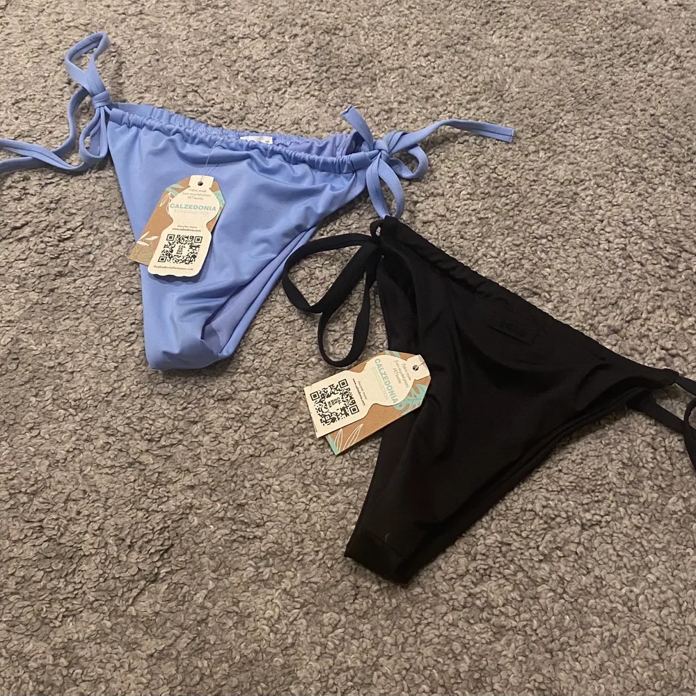 Helt nya bikiniunderdelar, båda är i storlek small och säljs för 60kr/styck!💕💙Hör av vid intresse💕💙 ❗️Endast testade❗️ Frakt tillkommer. Övrigt.