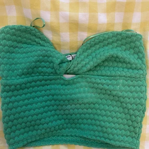 Bandeutopp - Grön bandeu topp från Pull & Bear. Säljs då den ej passar mig (som är S). Passar bättre XS då den ej är strechig alls. För övrigt väldigt söt och bra kvalité