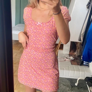 blommig klänning - blommig klänning! kan knytas i bak💞 skriv för fler bilder!!