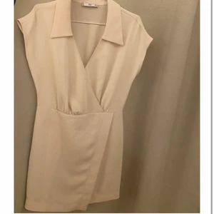 MANGO KLÄNNING  - Superfin klänning i storlek M. 