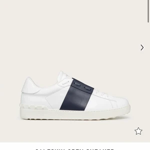 Valentino skor  - INTRESSEKOLL! Ville kolla intresset för mina valentino skor. Dessa är mina absolut favorit skor men som tyvärr blivit för små för mig! Skriv gärna för egna bilder💓 samt box medföljer. Kramar💓💓